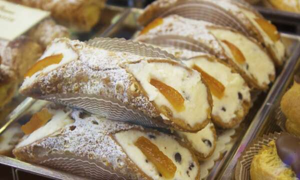 Pasticceria siciliana: cannoli,  brioche col tuppo,  cassata al forno.