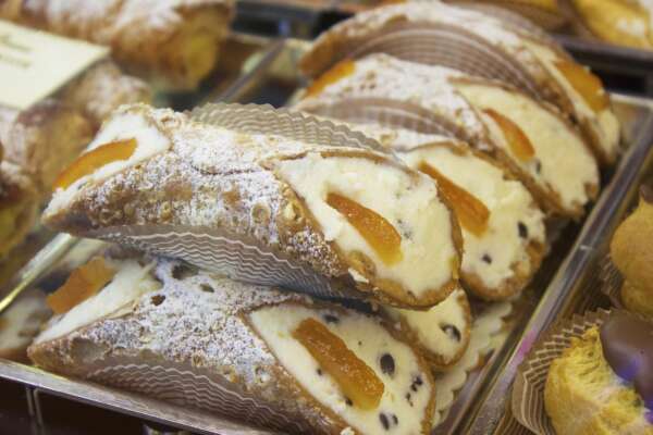 Pasticceria siciliana: cannoli,  brioche col tuppo,  cassata al forno.